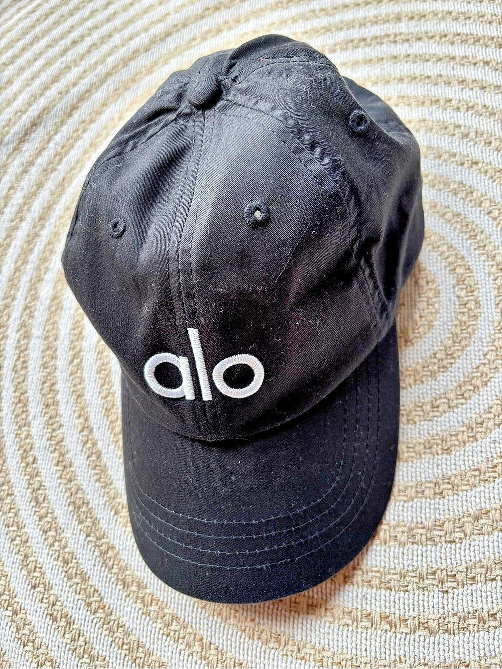 Alo Yoga Embroidered White Logo Cotton Baseball Cap in Black